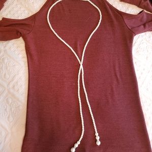 Long pearl necklace.